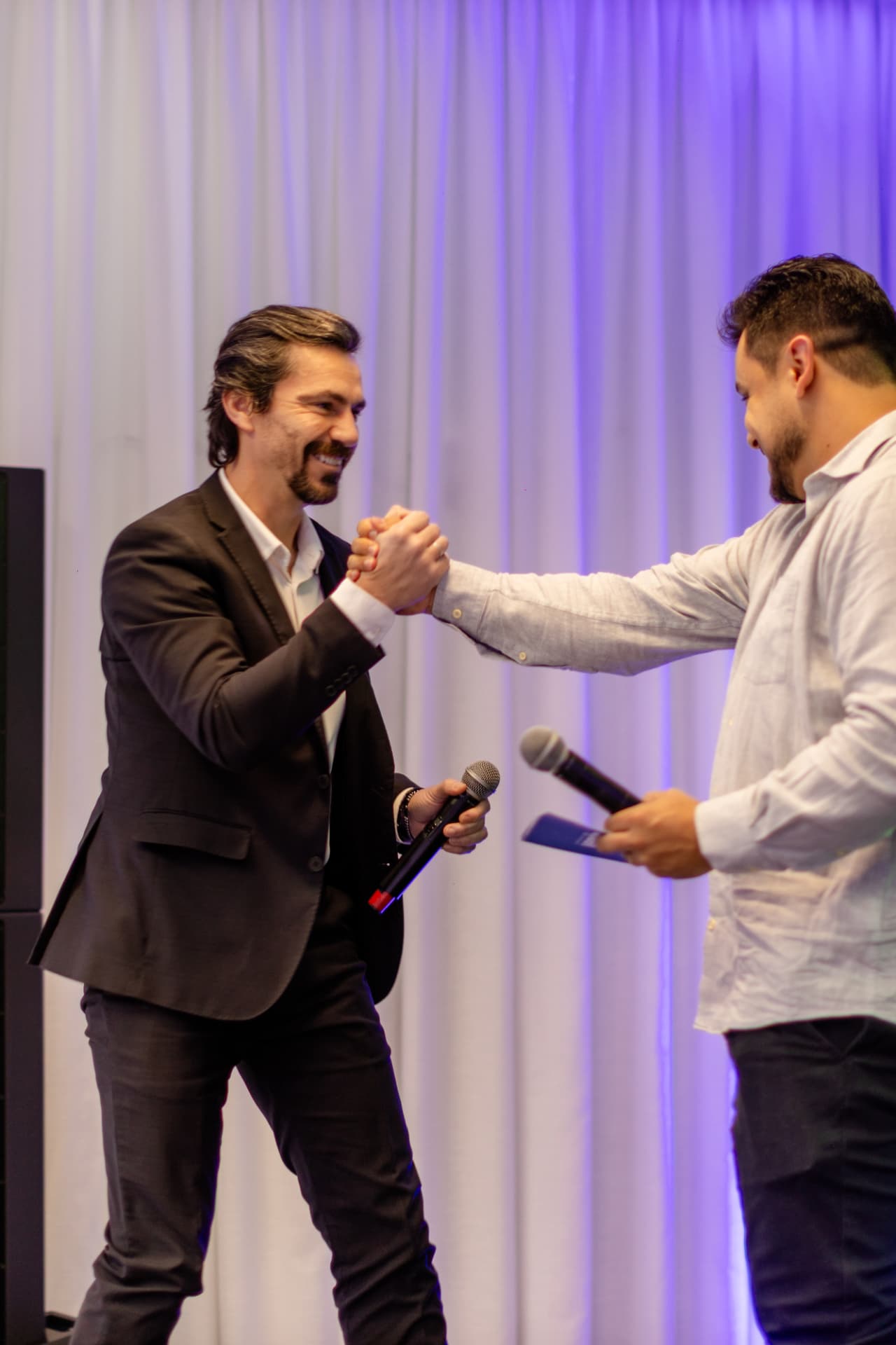 Ricardo Scappini cumprimentando outra pessoa no palco